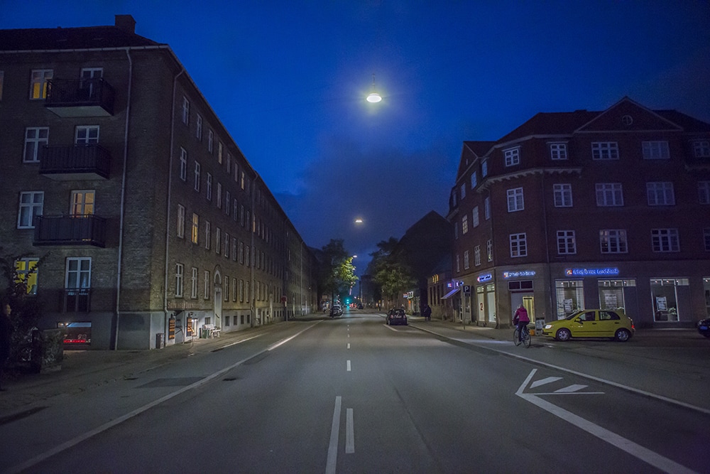 Københavns fornyelsesprojekt, nomineret til Den Danske Lyspris 2017. Jernbane Allé med det nye ikoniske trafikvejsarmatur Thor fra Thorn. Foto: © Citelum.